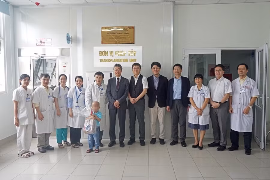  GS.TS Phạm Như Hiệp (thứ 5, trái sang) tặng quà cho bệnh nhi, chụp ảnh lưu niệm cùng của tập thể y bác sĩ. Ảnh: BV cung cấp.