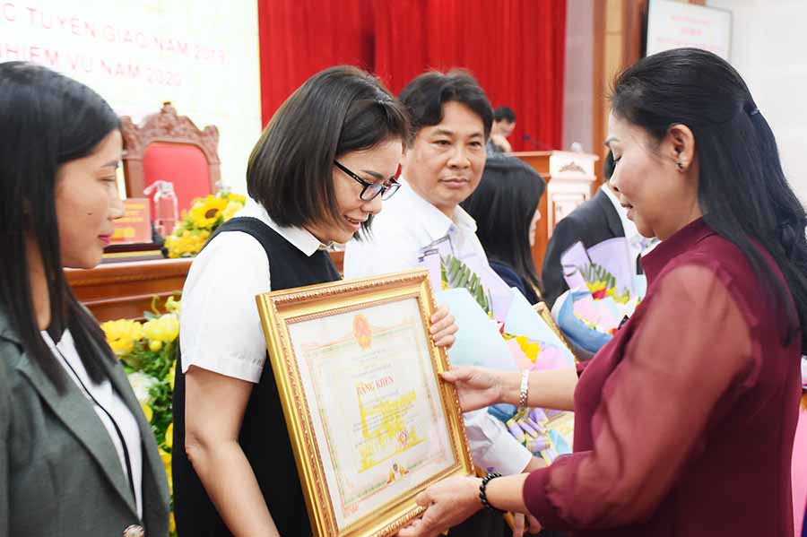  Đồng chí Huỳnh Nữ Thu Hà-Ủy viên Ban Thường vụ Tỉnh ủy, Phó Chủ tịch UBND tỉnh tặng bằng khen cho các cá nhân có thành tích xuất sắc trong công tác phối hợp thực hiện nhiệm vụ từ năm 2009 đến 2019