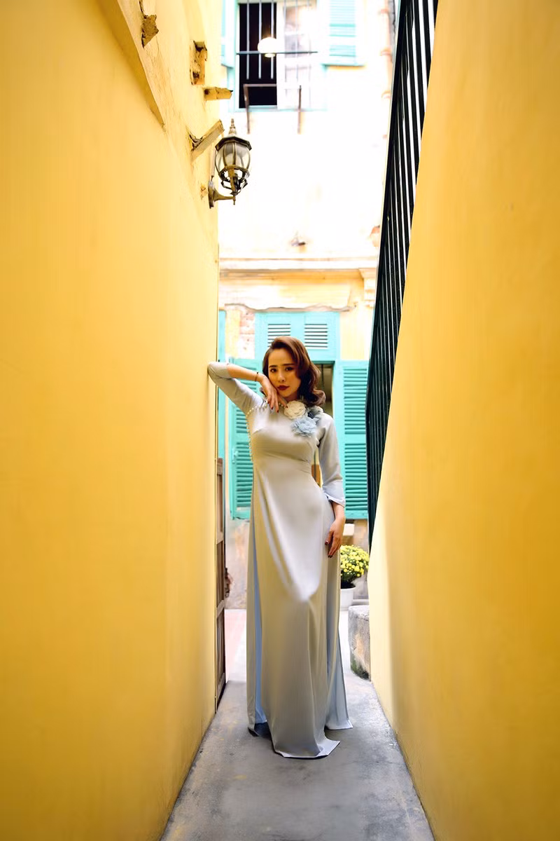 Năm nay, Cao Minh Tiến tung ra những mẫu áo dài được kết hợp, pha trộn khéo léo giữa áo dài truyền thống với hơi thở cổ điển thập niên 60-70 và phong cách dạ hội, hiện đại tạo nên những thiết kế quyến rũ.