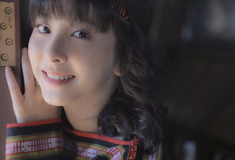 Qua những bức ảnh trong trang phục đồ thổ cẩm, Hồng Nhung mong muốn quảng bá những nét văn hóa độc đáo của người Ê Đê. 