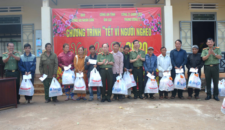 Đoàn công tác trao tặng quà Tết cho bà con. Ảnh: Hữu Trường