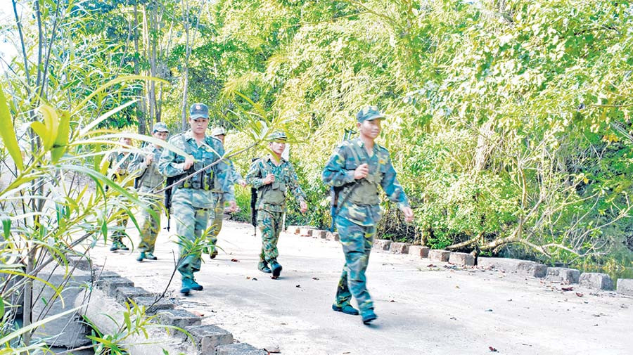 Trên đường tuần tra bảo vệ biên giới. Ảnh: D.L Trên đường tuần tra bảo vệ biên giới. Ảnh: D.L