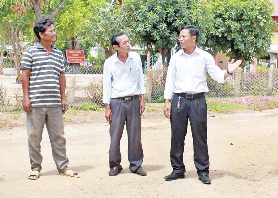 Ông Phạm Văn Phương (bìa phải) trao đổi với người dân về tình hình xây dựng nông thôn mới. Ảnh: Đ.P Ông Phạm Văn Phương (bìa phải) trao đổi với người dân về tình hình xây dựng nông thôn mới. Ảnh: Đ.P