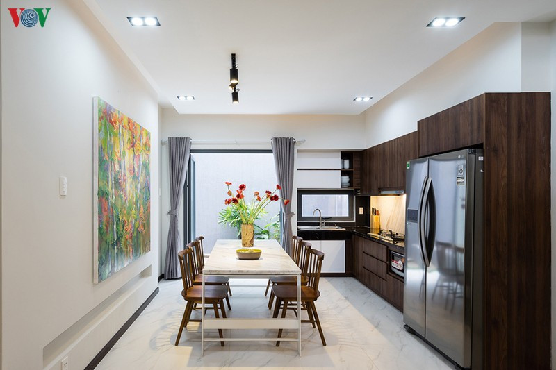 Phòng bếp - ăn liền kề phòng khách và mở ra khoảng sân phía sau nhà. Màu trắng của tường, sàn kết hợp với đồ gỗ nội thất màu nâu đem lại sự sang trọng. Phòng bếp - ăn liền kề phòng khách và mở ra khoảng sân phía sau nhà. Màu trắng của tường, sàn kết hợp với đồ gỗ nội thất màu nâu đem lại sự sang trọng.