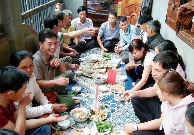 Người Mường, người Thái đón Tết rất đông vui. Họ sẽ lần lượt chúc Tết và ăn cơm từng gia đình. Ảnh: Lê Hòa