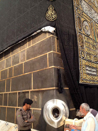 Hắc Thạch được bao bọc bởi khung bạc.