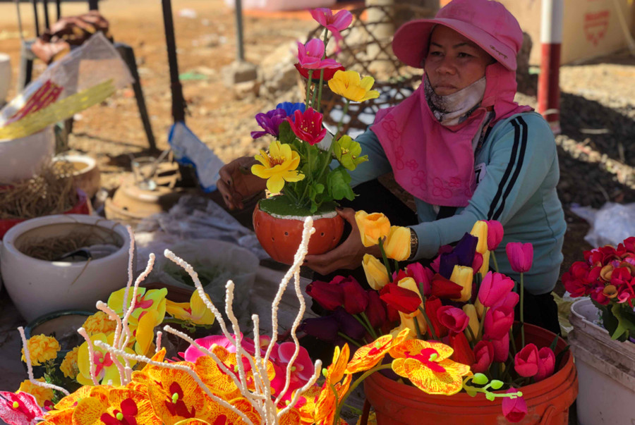 Người bán hàng đang trang trí hoa giả cho khách. Ảnh: Ngọc Thu Người bán hàng đang trang trí hoa giả cho khách. Ảnh: Ngọc Thu