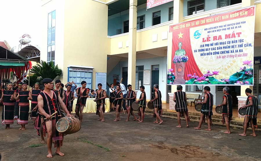 Đội chiêng làng Mrông Ngó 4, xã Ia Ka biễu diễn cồng chiêng mừng ra mắt Câu lạc bộ “Phụ nữ với nhạc cụ dân tộc”. Ảnh: Như Nguyện