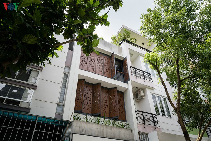 Ngôi nhà phố nằm trong một khu dân cư đã định hình. Thoạt nhìn bên ngoài, công trình khá giản dị, không có gì đặc biệt nổi trội mà hài hòa cùng không gian đường phố. Ngôi nhà phố nằm trong một khu dân cư đã định hình. Thoạt nhìn bên ngoài, công trình khá giản dị, không có gì đặc biệt nổi trội mà hài hòa cùng không gian đường phố.