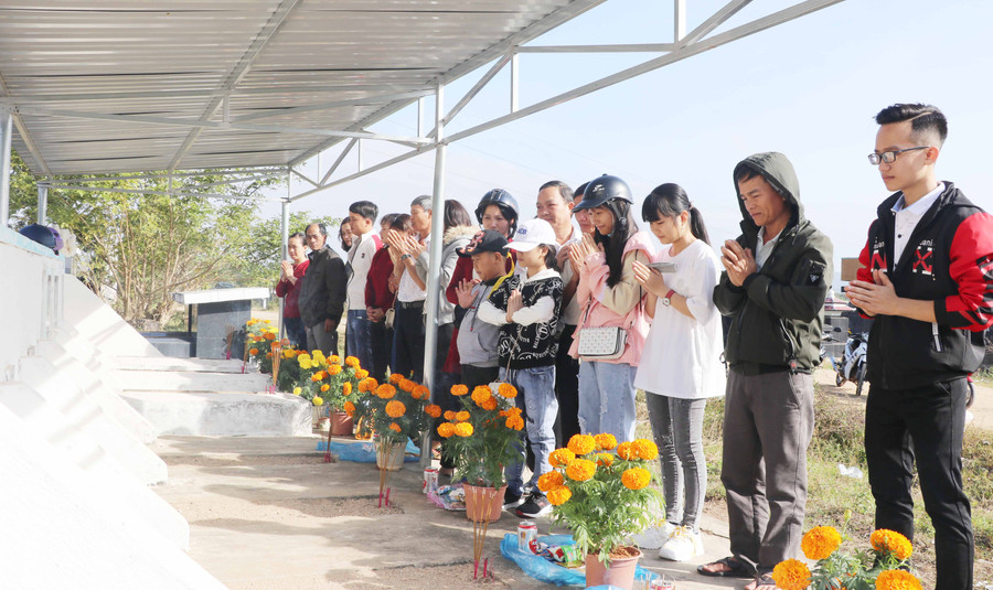 Gia đình ông Phan Đình Vinh (tổ 2, phường An Tân, thị xã An Khê) viếng mộ ông bà và người thân. Ảnh: Ngọc Minh