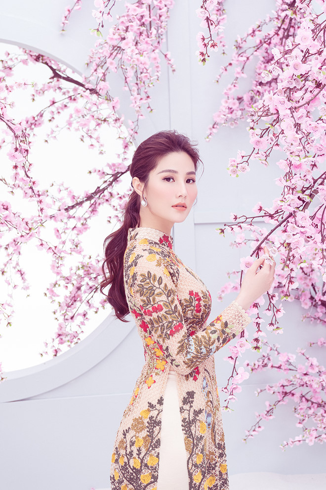  Trong khi đó, Diễm My 9X vài tháng qua chuyển ra Hà Nội sống để quay phim mới của VFC