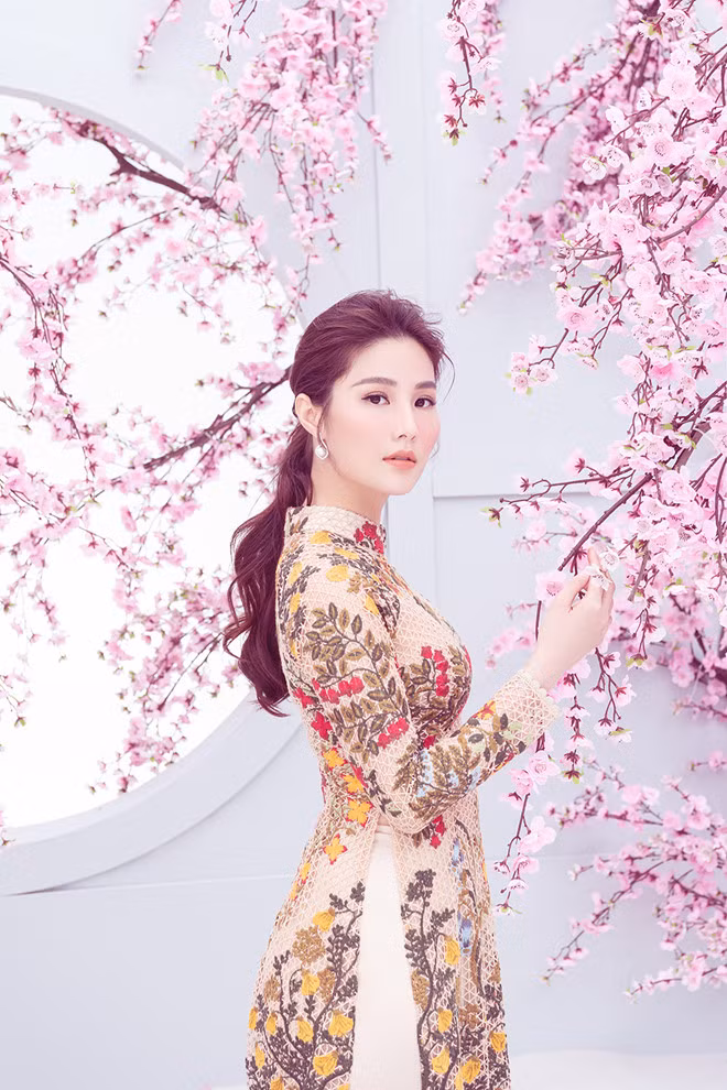  Trong khi đó, Diễm My 9X vài tháng qua chuyển ra Hà Nội sống để quay phim mới của VFC