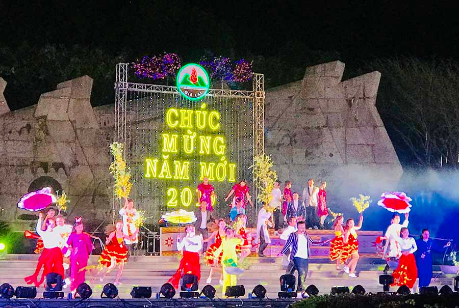  Một tiết mục văn nghệ trong đêm giao thừa năm 2019 tại Quảng trường Đại Đoàn Kết (TP. Pleiku). Ảnh: K.N.B