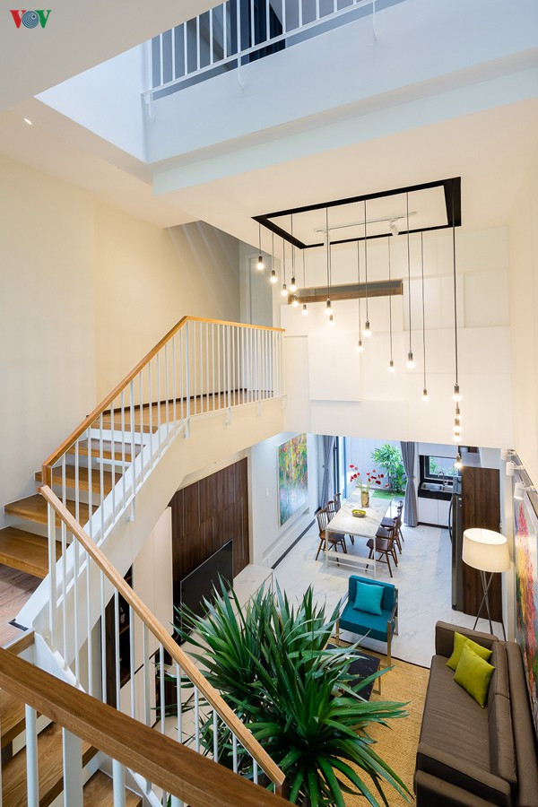 Ngôi nhà có cấu trúc lệch tầng tạo sự chuyển động của không gian và nhiều điểm nhìn thú vị. Ở tầng trên cạnh cầu thang, có thể quan sát toàn bộ phòng khách, phòng ăn. Ngôi nhà có cấu trúc lệch tầng tạo sự chuyển động của không gian và nhiều điểm nhìn thú vị. Ở tầng trên cạnh cầu thang, có thể quan sát toàn bộ phòng khách, phòng ăn.