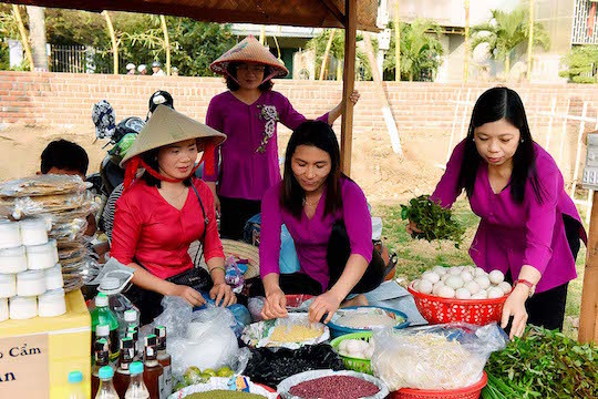 Một gian hàng tại Phiên chợ Kinh-Thượng. Ảnh: Đức Thụy Một gian hàng tại Phiên chợ Kinh-Thượng. Ảnh: Đức Thụy.