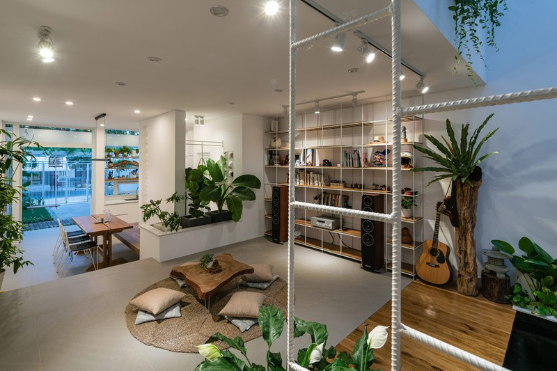 Chiếc bàn làm từ gỗ nguyên cây đặt trên tấm thảm cói, mang lại một nơi tiếp khách độc đáo.