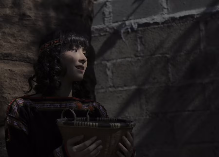 Xưa kia, những thiếu nữ người Ê Đê thường đi chân đất, khi rời khỏi buôn, luôn mang ở sau lưng một chiếc bung (gùi) với đề bằng gỗ vuông, cao khoảng một gang tay. Xưa kia, những thiếu nữ người Ê Đê thường đi chân đất, khi rời khỏi buôn, luôn mang ở sau lưng một chiếc bung (gùi) với đề bằng gỗ vuông, cao khoảng một gang tay.