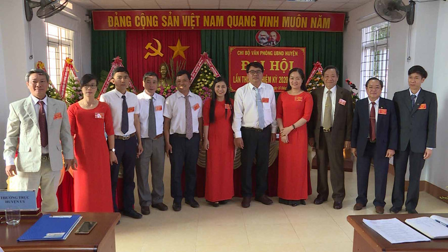 Ban chấp hành và đoàn đại biểu đi dự đại hội cấp trên ra mắt Đại hội. Ảnh: Hà Phương Ban chấp hành và đoàn đại biểu đi dự đại hội cấp trên ra mắt Đại hội. Ảnh: Hà Phương