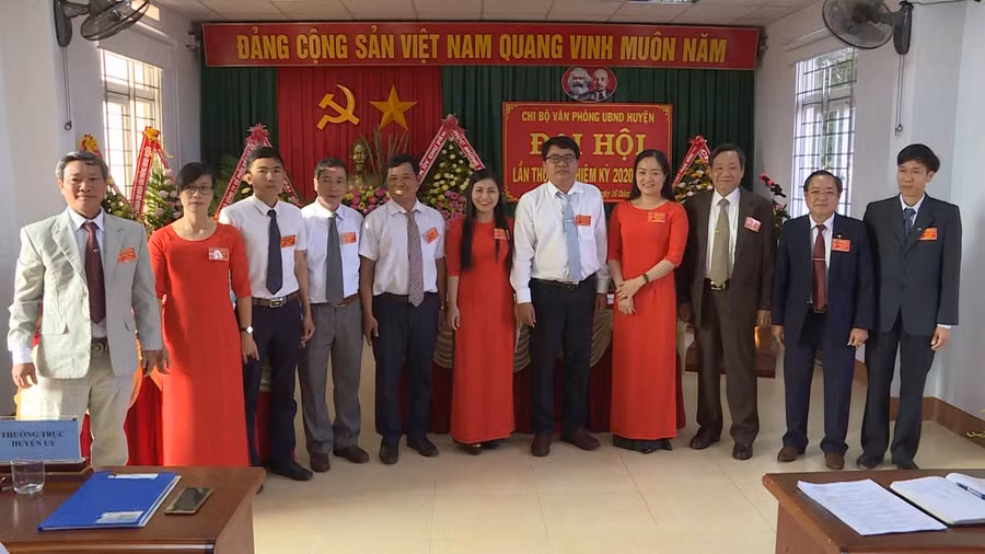 Ban chấp hành và đoàn đại biểu đi dự đại hội cấp trên ra mắt Đại hội. Ảnh: Hà Phương 