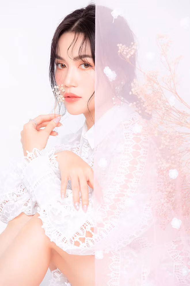 Sĩ Thanh cho biết xu hướng hiện nay là sử dụng những màu sắc sáng màu, nổi bật nhưng không quá đậm mà nhạt vừa đủ khiến cho tổng thể phong cách trở nên nhẹ nhàng hơn - Ảnh: Mr.AT