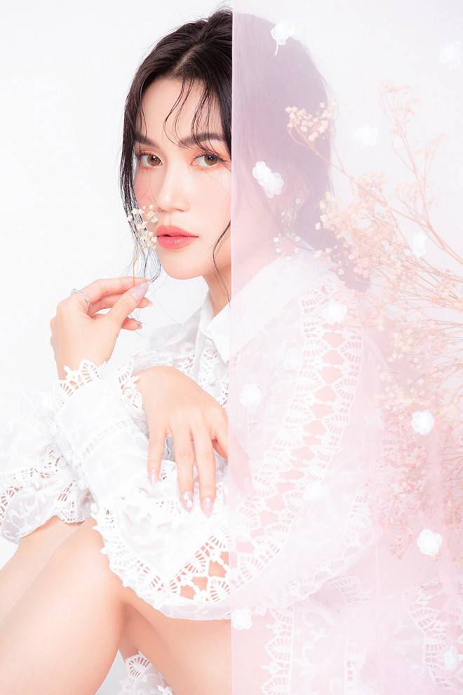 Sĩ Thanh cho biết xu hướng hiện nay là sử dụng những màu sắc sáng màu, nổi bật nhưng không quá đậm mà nhạt vừa đủ khiến cho tổng thể phong cách trở nên nhẹ nhàng hơn - Ảnh: Mr.AT