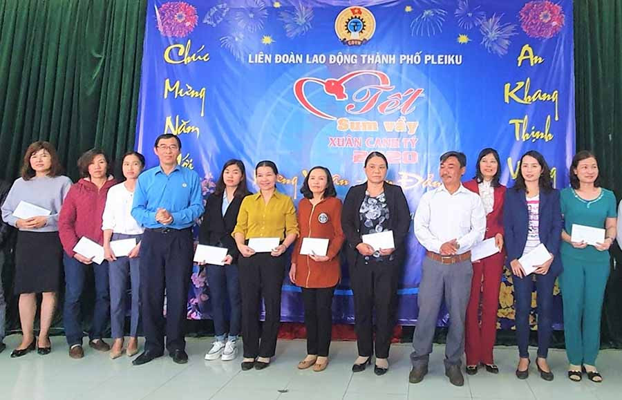 Liên đoàn Lao động TP. Pleiku tặng quà và vé xe Tết cho công nhân nghèo. Ảnh: Đ.Y Liên đoàn Lao động TP. Pleiku tặng quà và vé xe Tết cho công nhân nghèo. Ảnh: Đ.Y