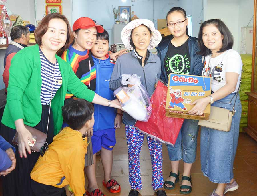 Các thành viên trong Nhóm từ thiện Công ty Thắng Lợi trao quà cho chị Mai Thị Ánh Hồng. Ảnh: A.H  Các thành viên trong Nhóm từ thiện Công ty Thắng Lợi trao quà cho chị Mai Thị Ánh Hồng. Ảnh: A.H