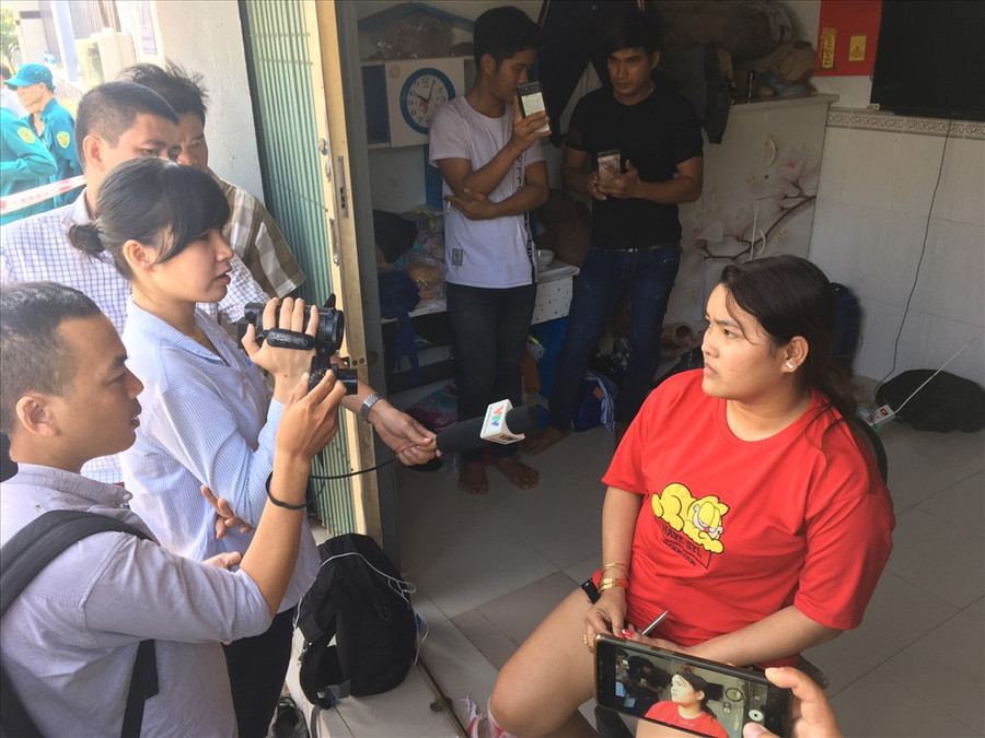 Chị Trang bàng hoàng kể lại sự việc trong sự xót xa. Ảnh: AT Chị Trang bàng hoàng kể lại sự việc trong sự xót xa. Ảnh: AT