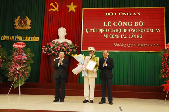 Lãnh đạo tỉnh Lâm Đồng tặng hoa chúc mừng Đại tá Lê Vinh Quy Lãnh đạo tỉnh Lâm Đồng tặng hoa chúc mừng Đại tá Lê Vinh Quy