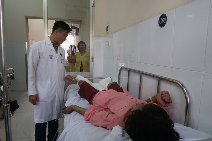 Người em chạy vào cứu anh bị thương ở hai chân Người em chạy vào cứu anh bị thương ở hai chân
