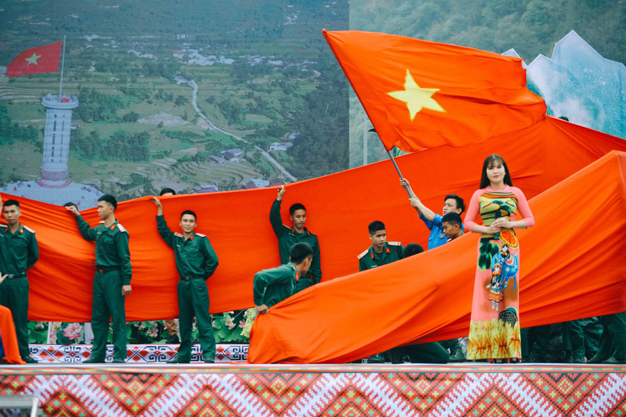  Tiết mục giao lưu văn nghệ mở đầu 