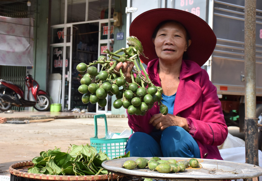 Đầu năm mua bán trầu cau- biểu tượng cầu may tài lộc cho năm mới. Ảnh: Trần Dung