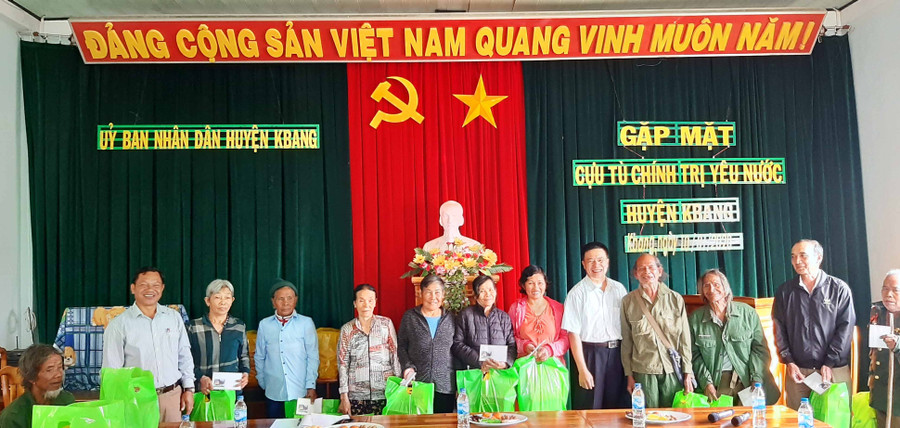 Gặp mặt, tặng quà cựu tù yêu nước huyện Kbang. Ảnh: Thúy Điểm  Gặp mặt, tặng quà cựu tù yêu nước huyện Kbang. Ảnh: Thúy Điểm
