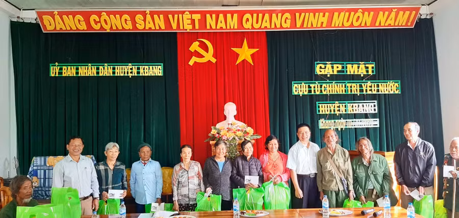  Gặp mặt, tặng quà cựu tù yêu nước huyện Kbang. Ảnh: Thúy Điểm