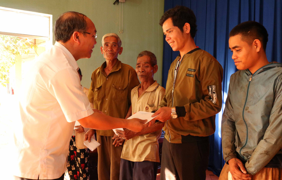 Phó Trưởng đoàn ĐBQH tỉnh Đinh Duy Vượt tặng quà cho người dân xã Ia O (huyện Ia Grai). Ảnh: Ngọc Sang