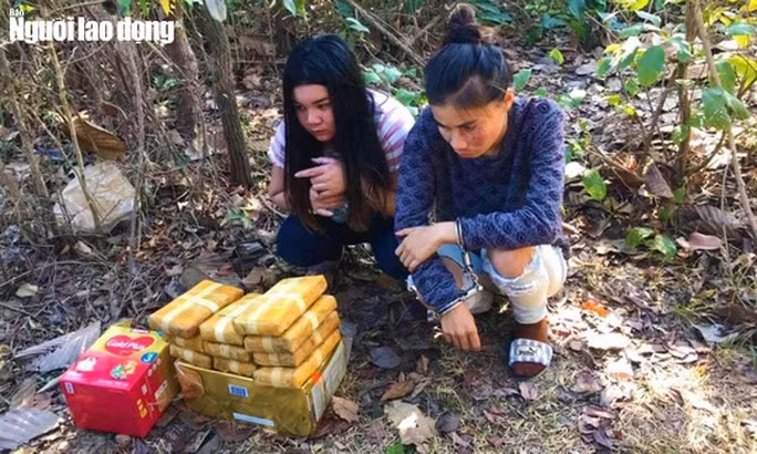  Hai trong số nhóm người Lào bị bắt giữ tại hiện trường