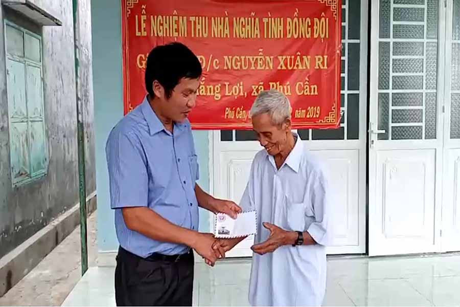  Nhiều cá nhân đã ủng hộ gia đình ông Nguyễn Xuân Ri (thôn Thắng Lợi, xã Phú Cần) khi về nhà mới. Ảnh: P.N
