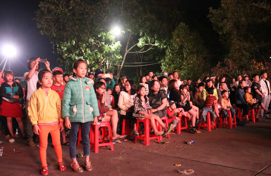 Đông đảo nhân dân thị xã An Khê tới xem chương trình văn nghệ mừng Đảng, mừng Xuân Canh Tý 2020. Ảnh: Ngọc Minh