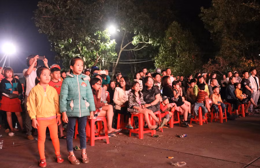 Đông đảo nhân dân thị xã An Khê tới xem chương trình văn nghệ mừng Đảng, mừng Xuân Canh Tý 2020. Ảnh: Ngọc Minh