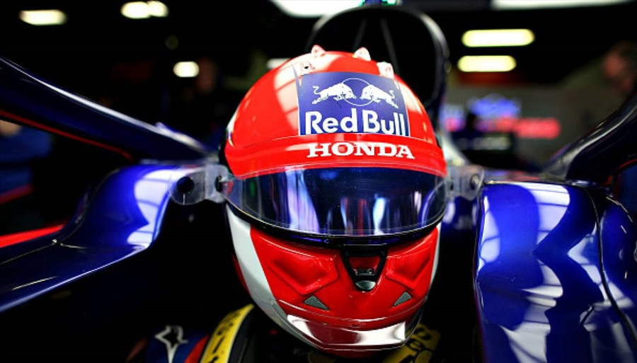 Mũ bảo hiểm của người lái xe F1 có thể chịu được những va đập rất lớn.