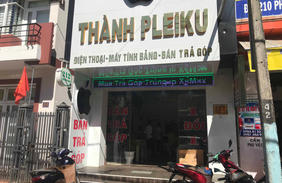 Cửa hàng điện thoại di động bị phát hiện bán hàng không rõ nguồn gốc hợp pháp. Ảnh: Văn Ngọc Cửa hàng điện thoại di động bị phát hiện bán hàng không rõ nguồn gốc hợp pháp. Ảnh: Văn Ngọc