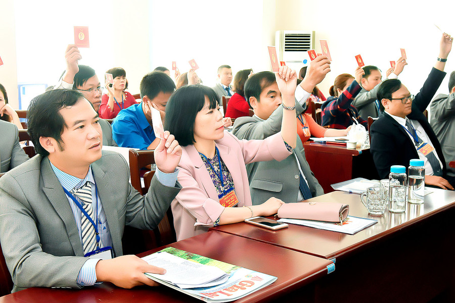 Các đại biểu biểu quyét thông qua các nghị quyết. Ảnh: Đức Thụy