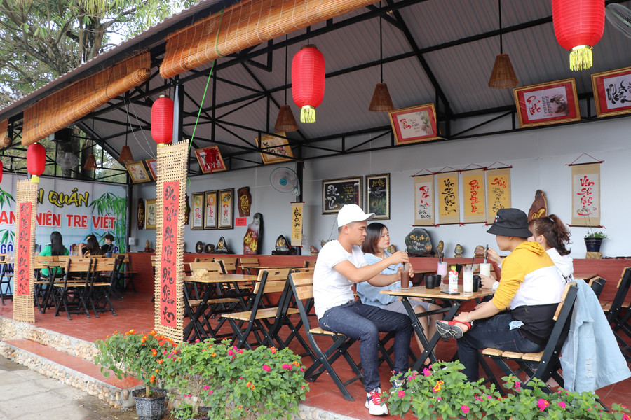 Ngày Mùng 2 Tết, rủ nhau đi uống nước, cà phê là lựa chọn của nhiều bạn trẻ. Ảnh: Ngọc Minh