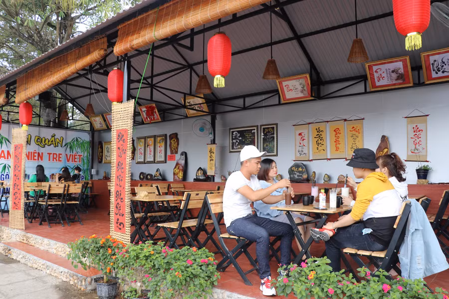 Ngày Mùng 2 Tết, rủ nhau đi uống nước, cà phê là lựa chọn của nhiều bạn trẻ. Ảnh: Ngọc Minh