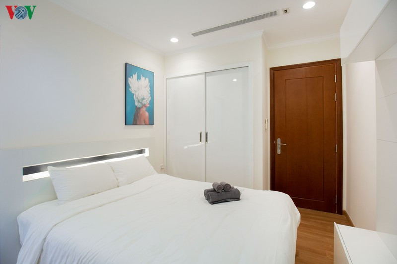 Phòng ngủ nhỏ với nội thất liền tường để tiết kiệm diện tích. Phòng ngủ nhỏ với nội thất liền tường để tiết kiệm diện tích.