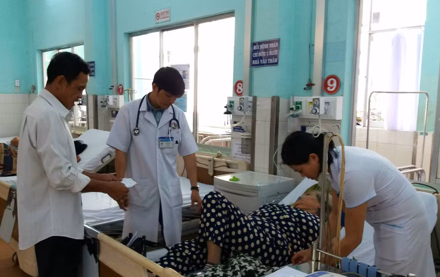 Bác sĩ thăm khám cho bệnh nhân tại Khoa Cấp cứu- Bệnh viện Đa khoa tỉnh Gia Lai. Ảnh: Như Nguyện