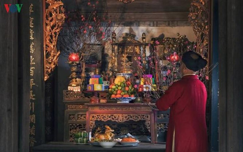 Theo Thượng tọa Thích Đạo Hiển- Phó Trưởng Ban Trị sự GHPGVN tỉnh Quảng Ninh, bàn thờ trong mỗi gia đình là nơi linh thiêng, nơi ngự của Phật, của Thánh, của các thế hệ gia tiên.  Theo Thượng tọa Thích Đạo Hiển- Phó Trưởng Ban Trị sự GHPGVN tỉnh Quảng Ninh, bàn thờ trong mỗi gia đình là nơi linh thiêng, nơi ngự của Phật, của Thánh, của các thế hệ gia tiên.