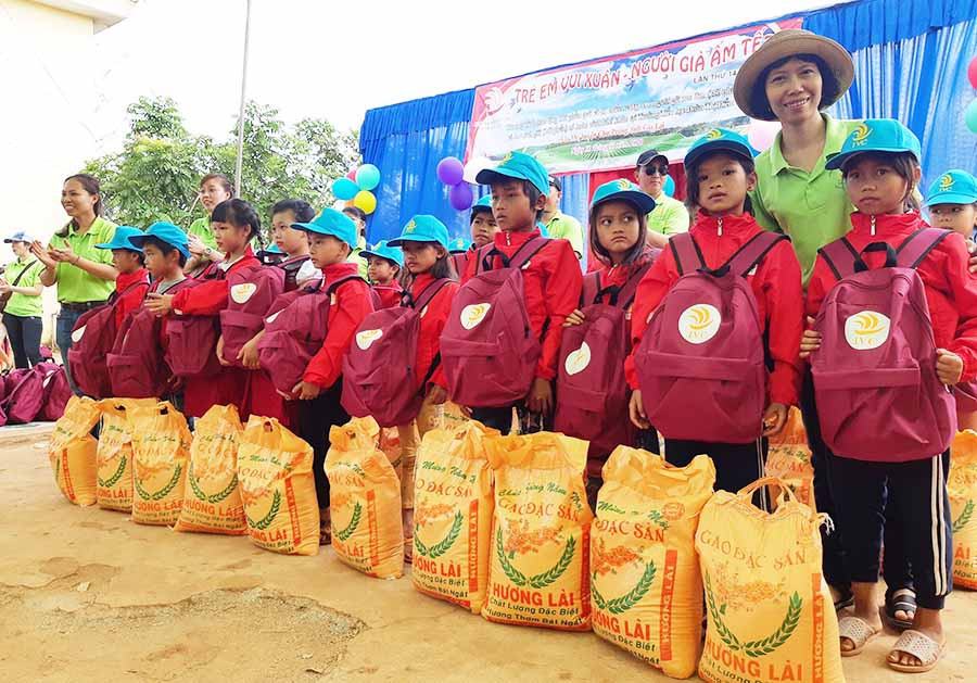  Tặng quà cho học sinh xã Ia Me, huyện Chư Prông (Ảnh: Câu lạc bộ Tình nguyện viên quốc tế-IVC cung cấp).