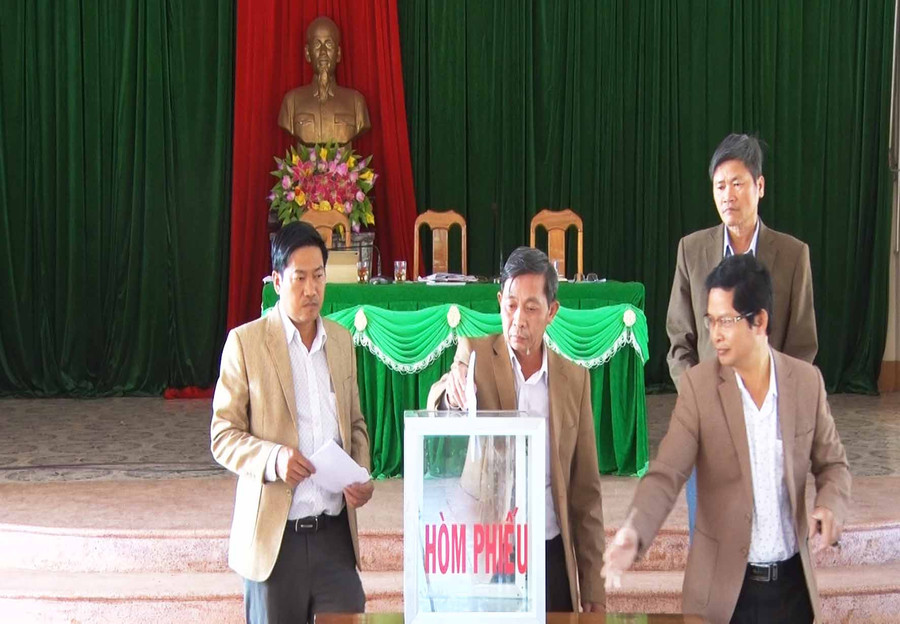 Các đại biểu bỏ phiếu bầu Ban chấp hành. Ảnh: Hà Phương