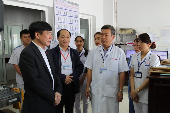 Ông Bùi Văn Cường, Bí thư Tỉnh ủy Đắk Lắk thăm và chúc tết đội ngũ y, bác sĩ Bệnh viện Đa khoa vùng Tây Nguyên